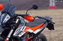 Bočné platsy ako na endure - ľahko vymeniteľné, možnosť polepov - Prvé dojmy z jazdy na KTM 790 Adventure R 2019