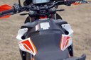 Štíhle sedlo a nádrž - Bočné platsy ako na endure - ľahko vymeniteľné, možnosť polepov - Prvé dojmy z jazdy na KTM 790 Adventure R 2019