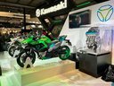 EICMA 2022: Kawasaki HEV v popredí za ním Ninja EV a Z EV