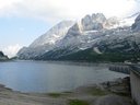  Lago di Fedaia- vpravo hrebeň Marmolady