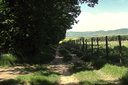 pohľad späť k majeru, ktorý slúži okrem iného ako veľkosklad stavebnín