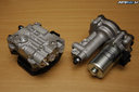 Systém C-ABS - komponenty: Vľavo jednotka ventilov (predná) vpravo hnacia jednotka (predná a zadná hnacia jednotka sú rovnaké)