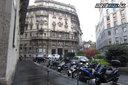 Miláno (IT): Ukážka parkovnaia motoriek a skútrov - vyhradené parkovacie miesta alebo len tak na chodníku