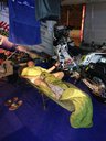 Dakar 2014 – Ivan Jakeš - 1. etapa - Takto včera zaspával tímový mechanik Jaroslav Beran s motorkou. Posledná kontrola Ivanovej motorky, Jarda je pedant vo všetkej vážnosti
