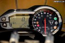Triumph Tiger 800 XCx 2015 - prehľadná prístrojovka s dominantným otáčkomerom