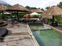 Vodopád v Yang Bay s termálnymi bazénmi