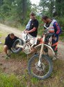 3.deň - Vlado Oboňa a problém so zadným kolesom, pomáha Zlatko Novosad - Hellas Rally Raid 2016