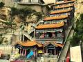 Visiaci chrám a mesto v horách, Shanxi, Čína