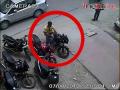 Krádež motorky na ulici naživo